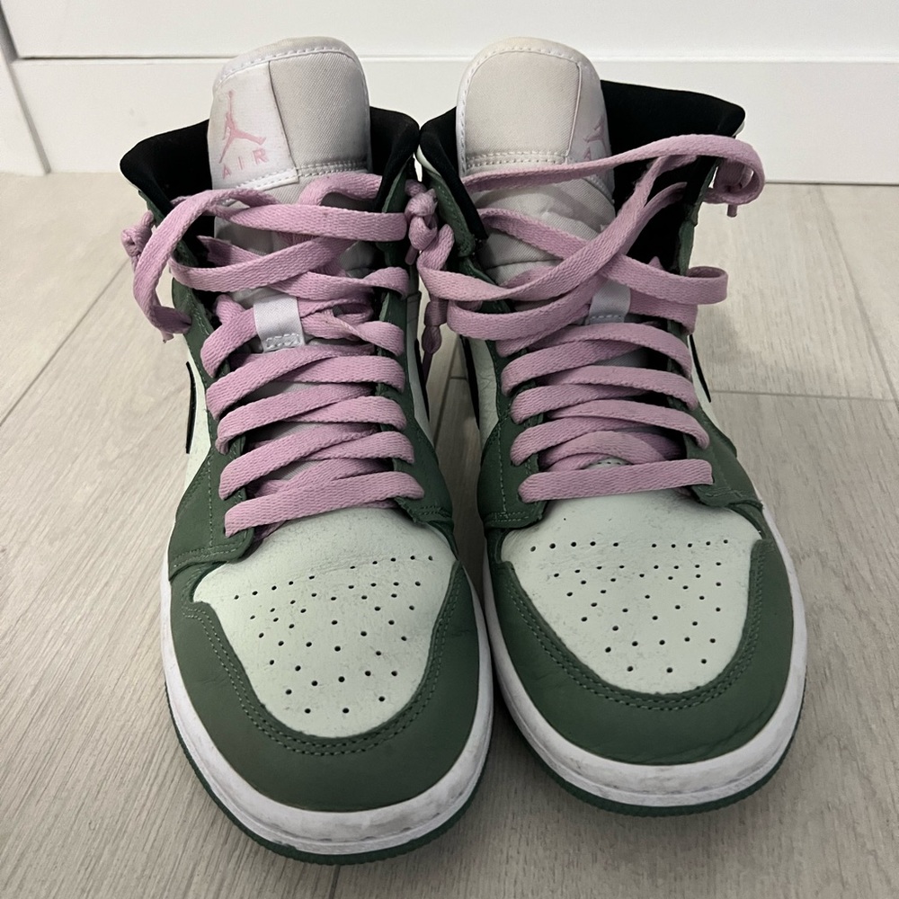 Air Jordan 1 Mids - Women’s